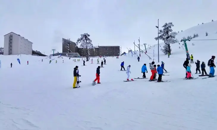 Kartalkaya Kayak Merkezi’nde konaklama tesislerine yakın pistlerde kayak yapan ziyaretçiler